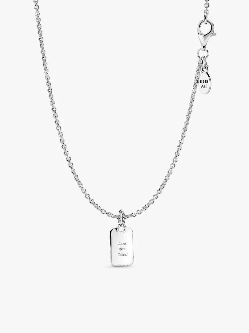 Collar de plata con colgante rectangular grabado, vista frontal sobre fondo blanco.