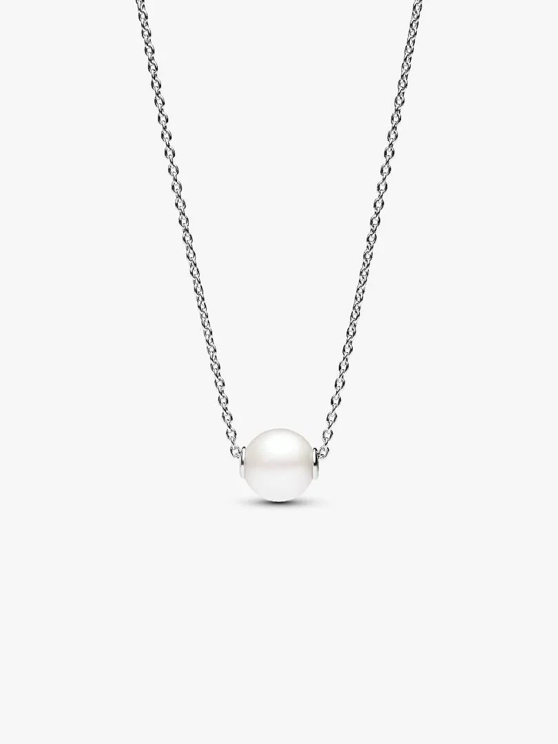 Collier à chaîne fine avec pendentif en perle blanche, vue de face sur fond blanc pur.