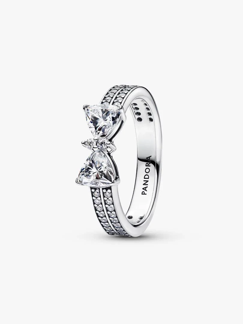 Bague à double anneau motif nœud, vue de trois quarts sur fond blanc.