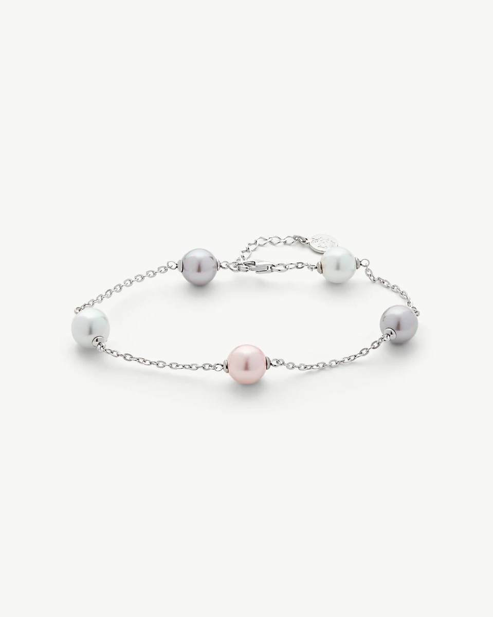 Perlenarmband kreisförmig auf weißem Hintergrund angeordnet, Frontansicht mit Detail des Karabiververschlusses.