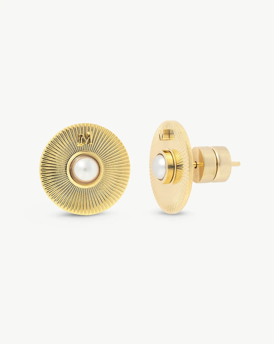 Par de pendientes de botón con diseño radial dorado y perla central, vista frontal y lateral sobre fondo blanco.