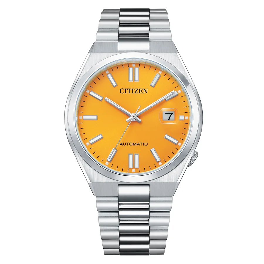 Vista frontal del reloj con esfera amarilla y brazalete de acero sobre fondo blanco.