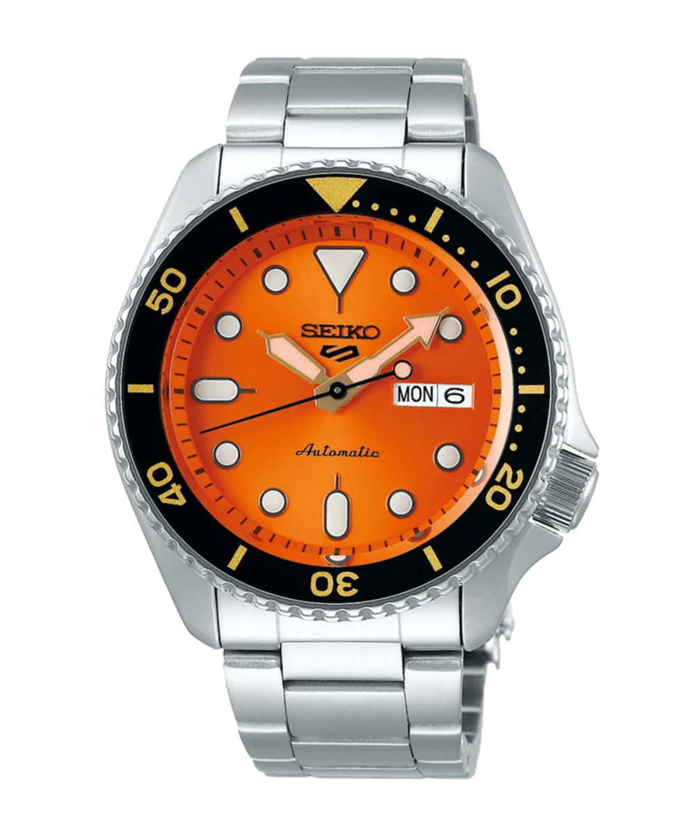 Vista frontal centrada del reloj con esfera naranja y brazalete de acero, sobre fondo blanco.