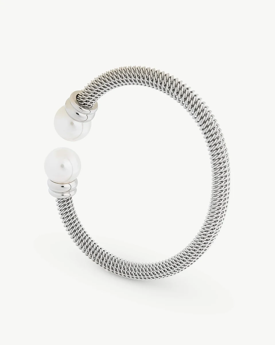 Bracelet jonc en acier avec deux perles blanches, vue de profil sur fond blanc.