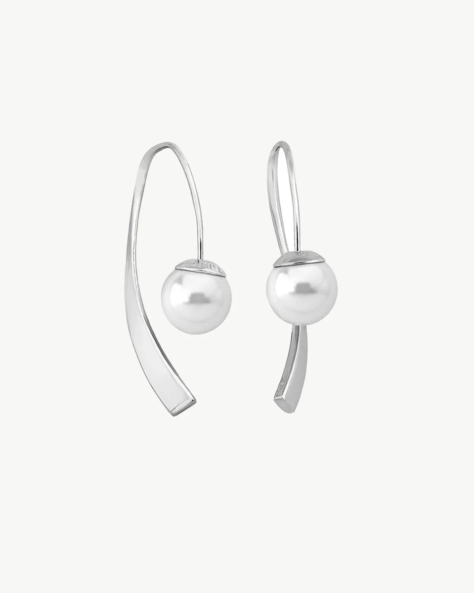 Frontansicht der langen Silberohrringe mit weißen Perlen auf weißem Hintergrund.