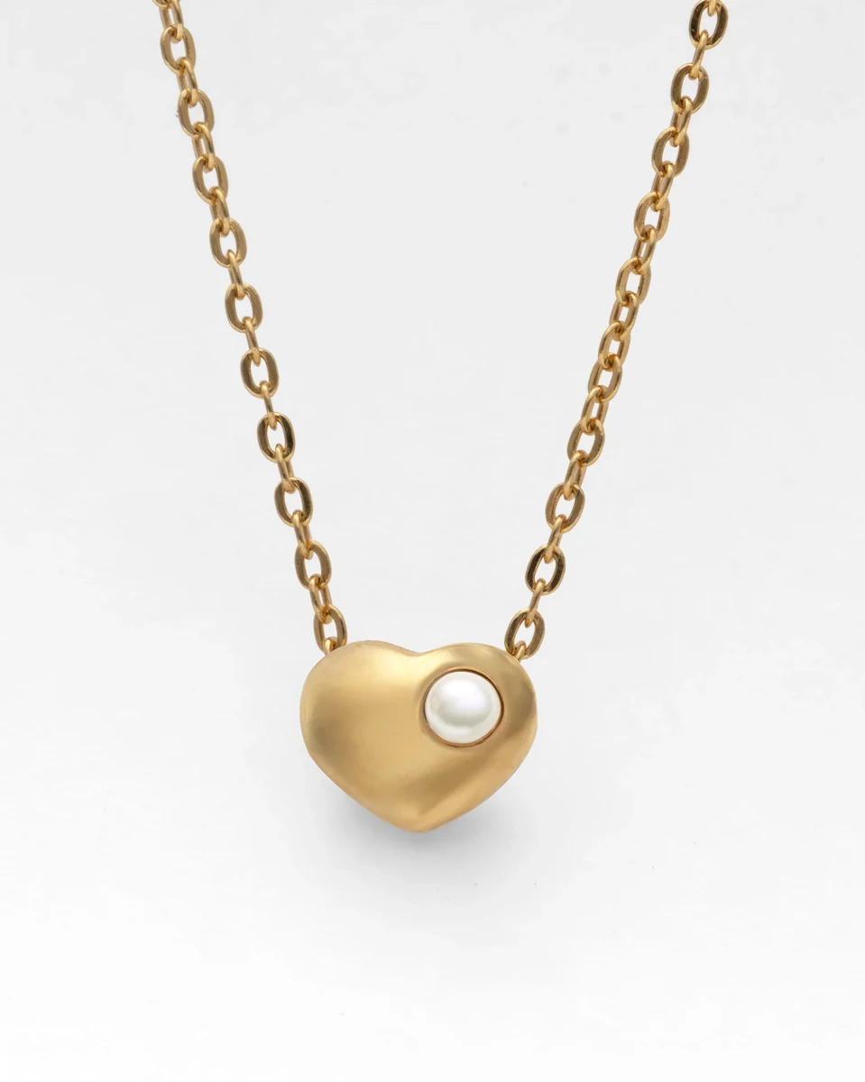 Collier avec pendentif cœur et perle centrale, vue de face sur fond blanc.