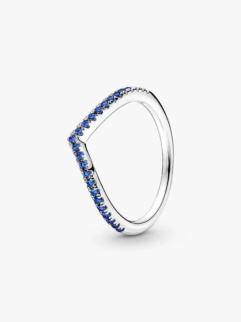 Bague en argent avec cristaux bleus vue de profil sur fond blanc pur.
