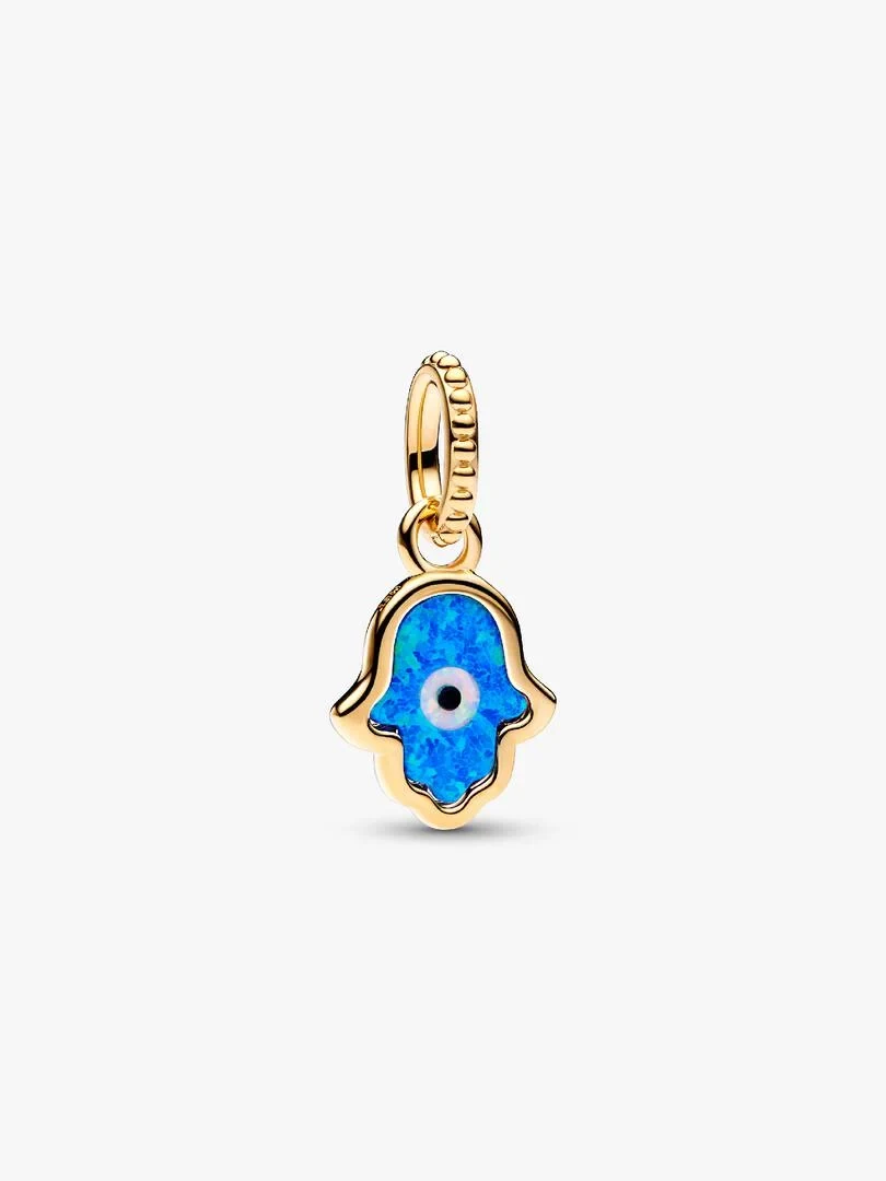 Vooraanzicht van Hamsa hanger charm, verguld met blauw detail, witte achtergrond.