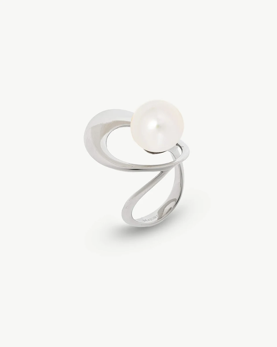 Bague en acier avec perle blanche vue de profil sur fond blanc neutre.