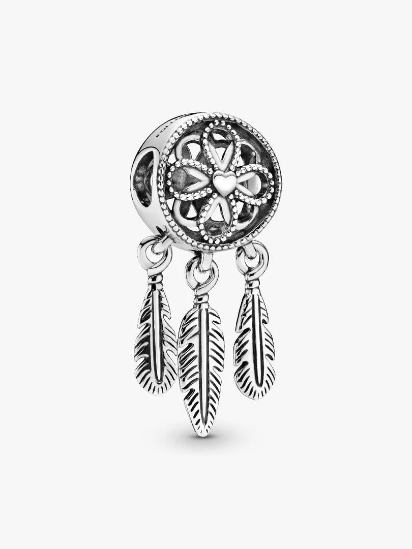 Charm en argent motif attrape-rêves avec trois pendentifs plumes, vue de face sur fond blanc.