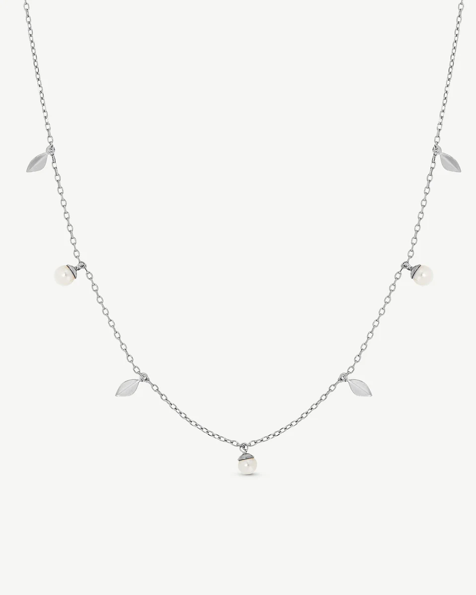 Collier en argent avec feuilles et perles blanches, vue de face sur fond blanc pur.
