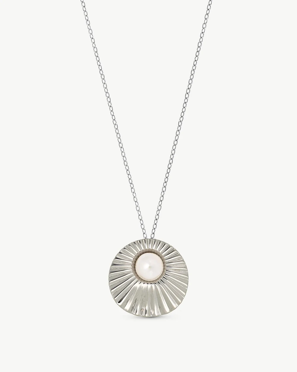 Collier avec pendentif circulaire strié et perle centrale, vue de face sur fond blanc.