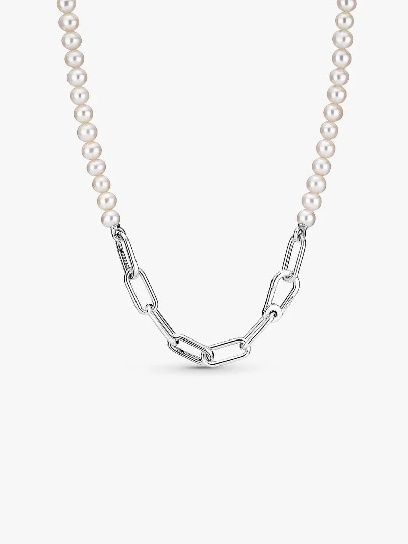 Collar de eslabones y perlas dispuesto en forma de U sobre fondo blanco, vista frontal completa.