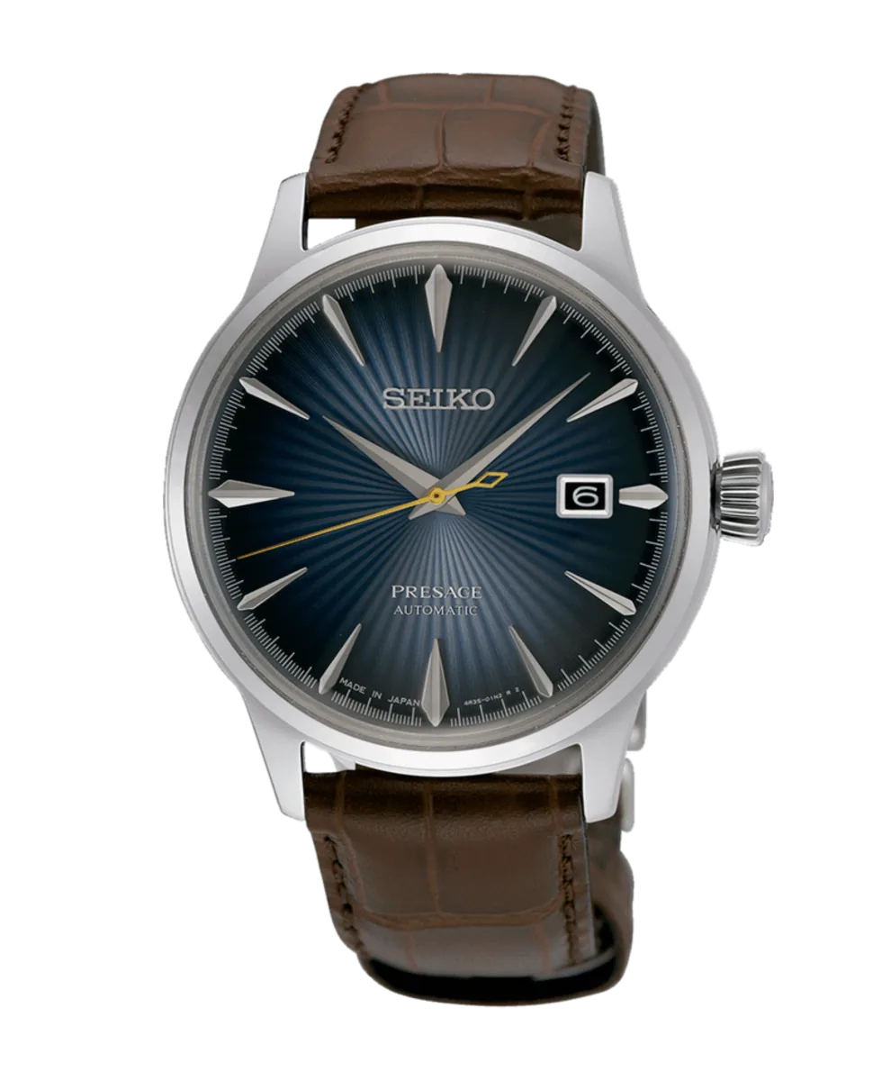 Vista frontal completa del reloj sobre fondo blanco, encuadre centrado con esfera azul y correa de piel marrón.