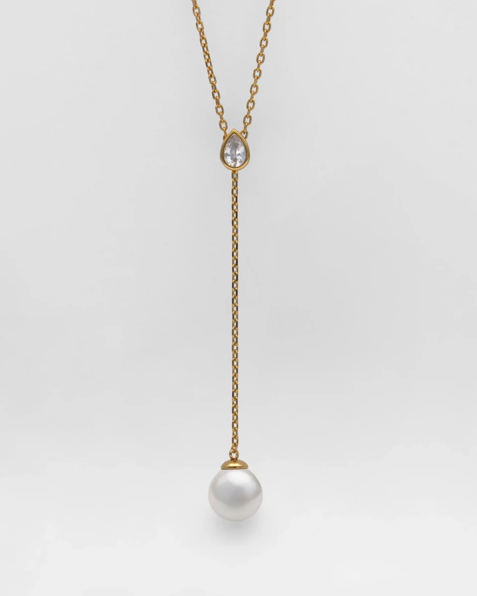Feine Halskette mit Tropfen-Zirkonia- und Perlenanhänger, Frontansicht auf weißem Hintergrund.