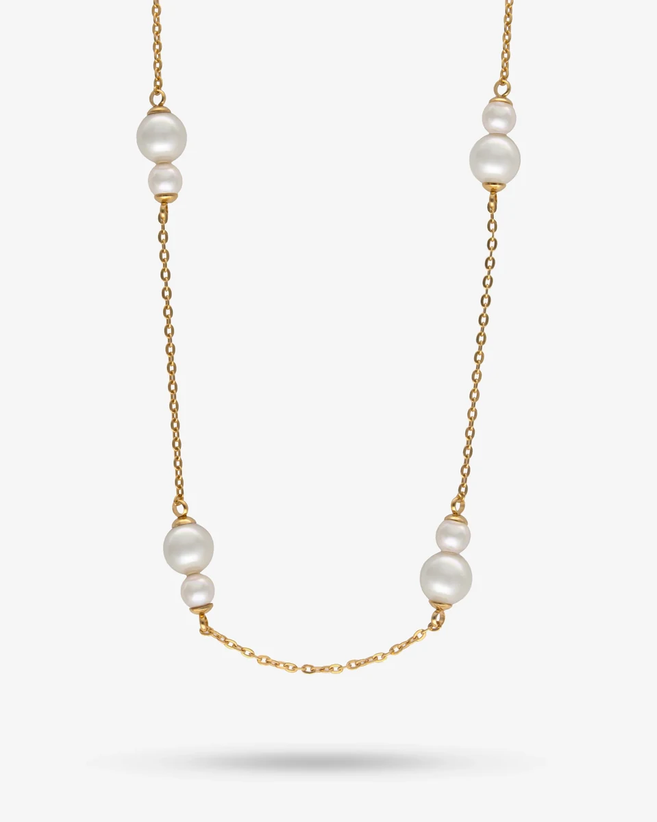 Goldene Halskette mit vier weißen Perlen, Frontansicht auf weißem Hintergrund.