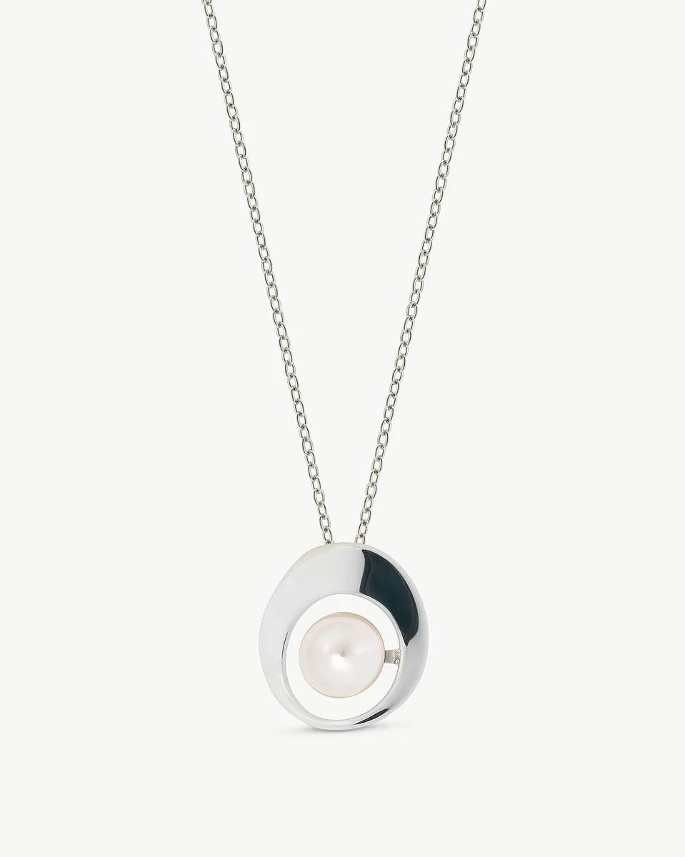 Collier avec pendentif perle blanche en acier, vue frontale centrée sur fond blanc.