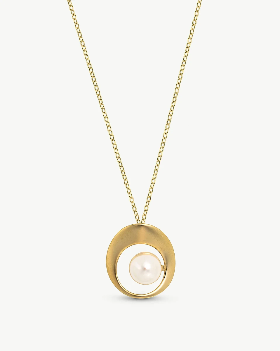 Collier avec pendentif circulaire doré et perle blanche, vue de face sur fond blanc.