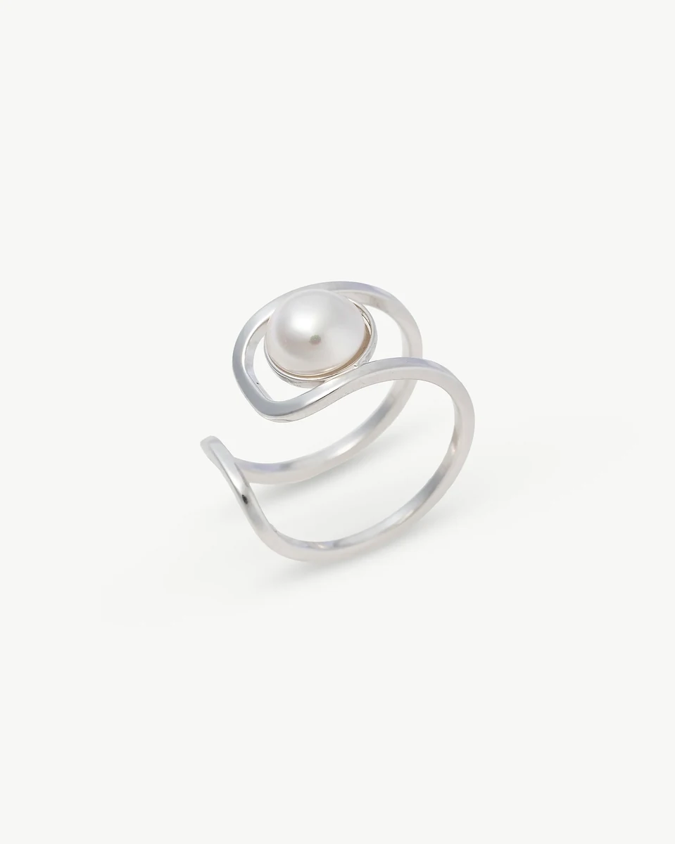Bague en argent avec perle blanche vue de profil sur fond blanc.