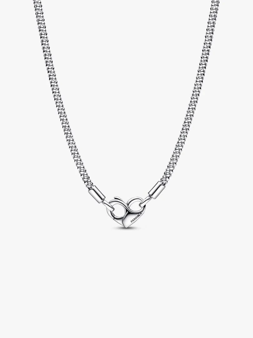 Collier en chaîne argentée sur fond blanc, vue frontale centrée avec fermoir cœur et infini.