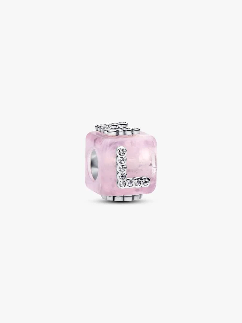 Roze Murano glas cube charm met zilveren 'LOVE' letters en zirkonia, vooraanzicht op witte achtergrond.