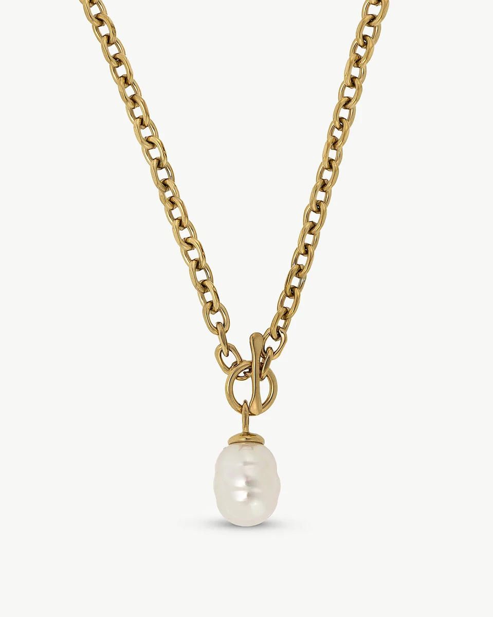 Goldene Halskette mit weißem Barockperlen-Anhänger, Frontansicht auf weißem Hintergrund.