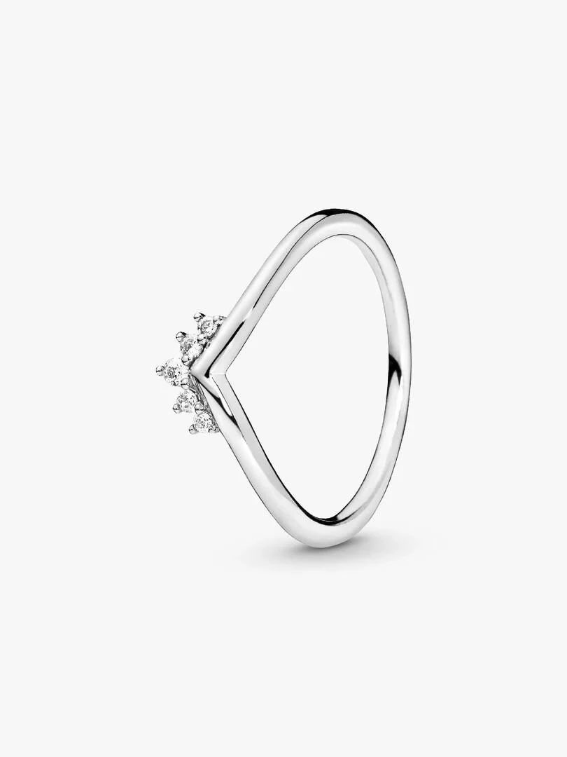 Bague en argent vue de profil, fond blanc, gros plan sur les zircons en forme de tiare.