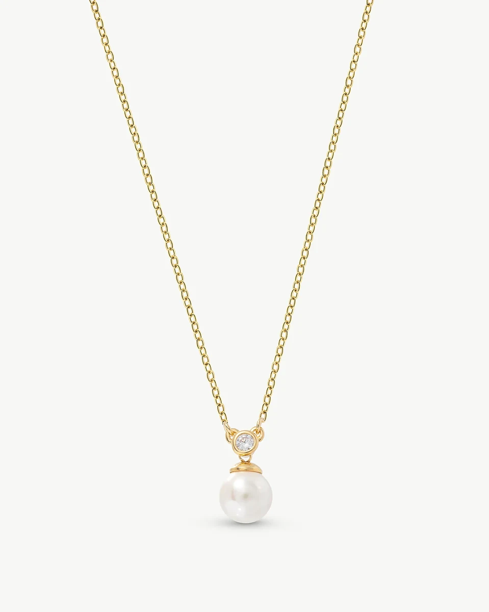 Parelpendant met zirkonia op een gouden ketting, gecentreerd vooraanzicht op witte achtergrond.