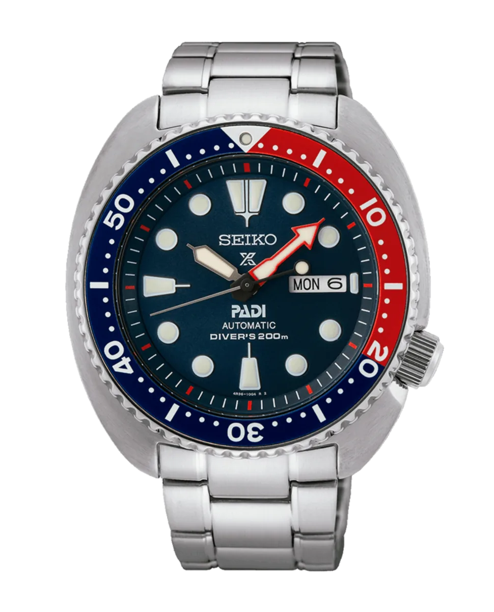 Vista frontal de reloj sobre fondo blanco, con esfera azul y bisel rotatorio bicolor rojo y azul.