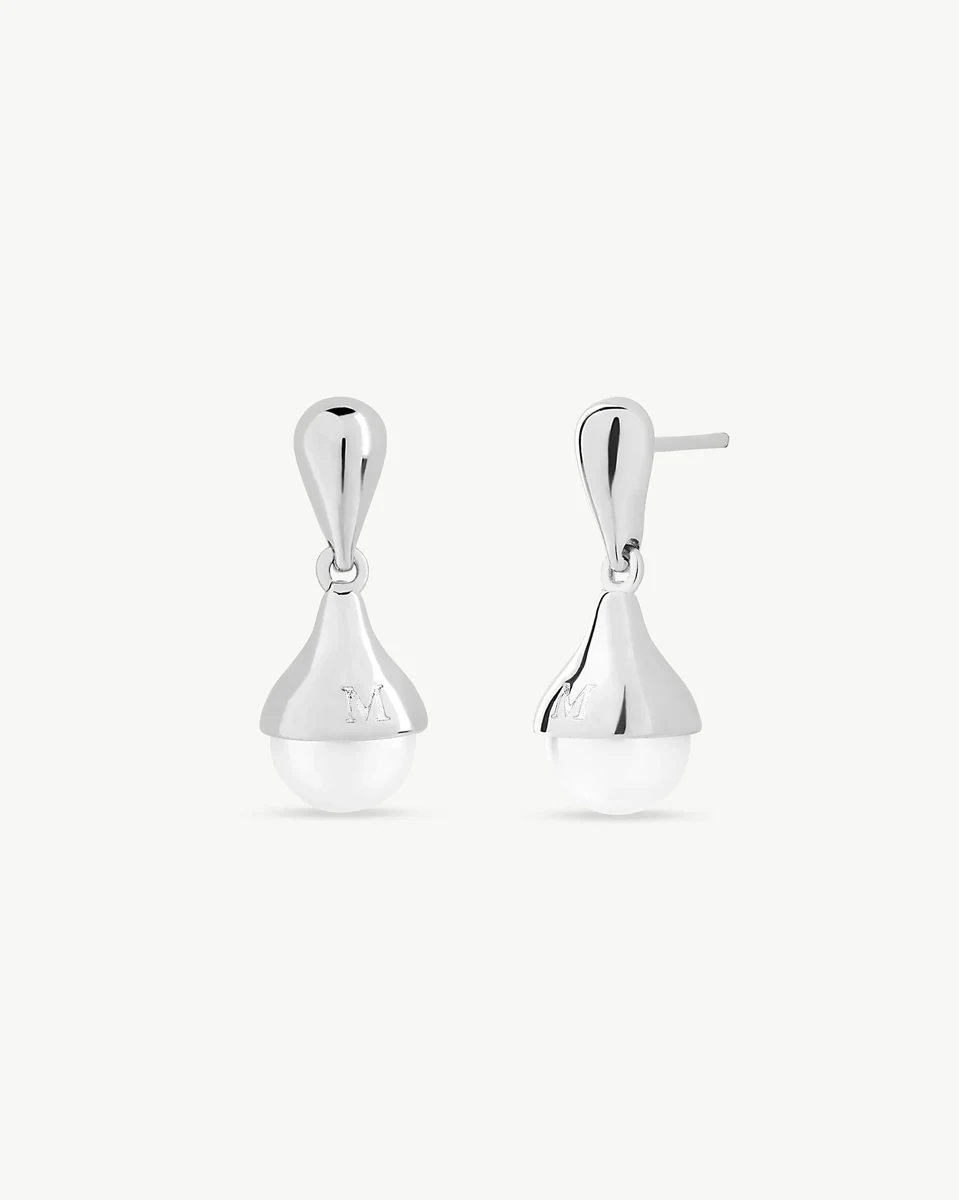 Paire de boucles d'oreilles en perles, vue de face sur fond blanc uni.