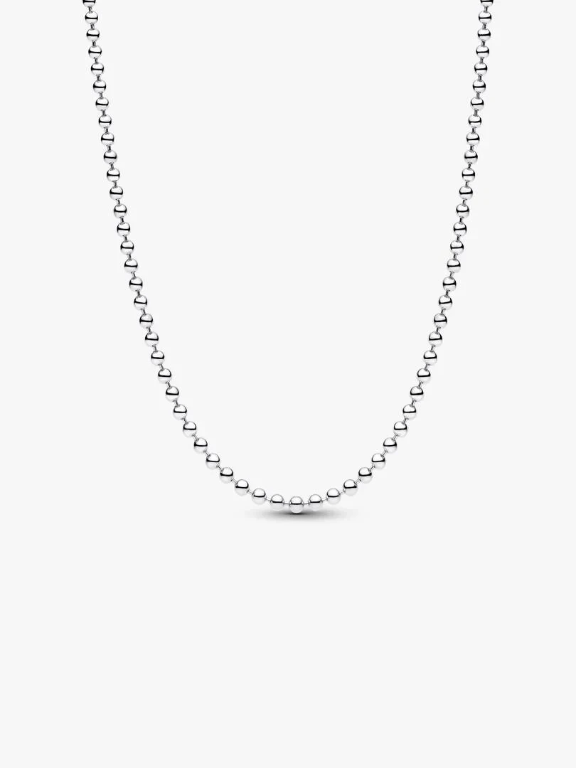Collier à perles en argent disposé en forme de U sur fond blanc, vue frontale complète.