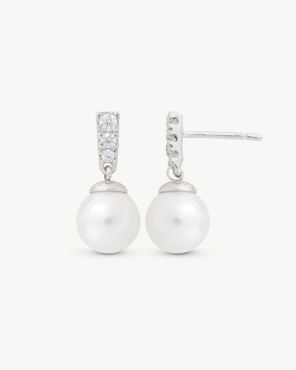 Vue de face des boucles d'oreilles en perles et zircons sur fond blanc.