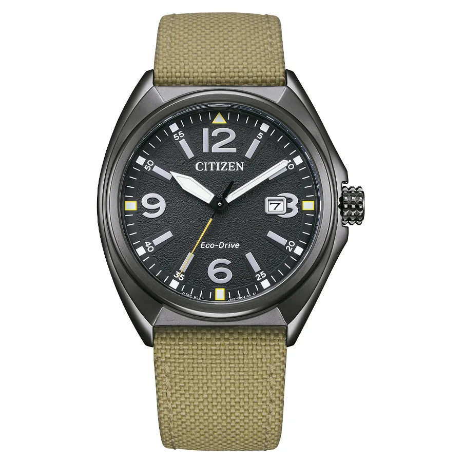 Vista frontal completa del reloj sobre fondo blanco, destacando la esfera negra y la correa de nylon verde oliva.