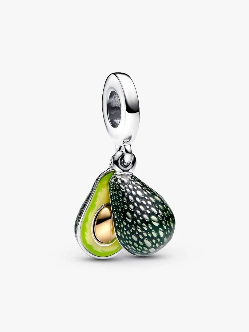 Avocado-Charm in der Profilansicht, Frontalaufnahme mit leicht seitlichem Winkel auf weißem Hintergrund.