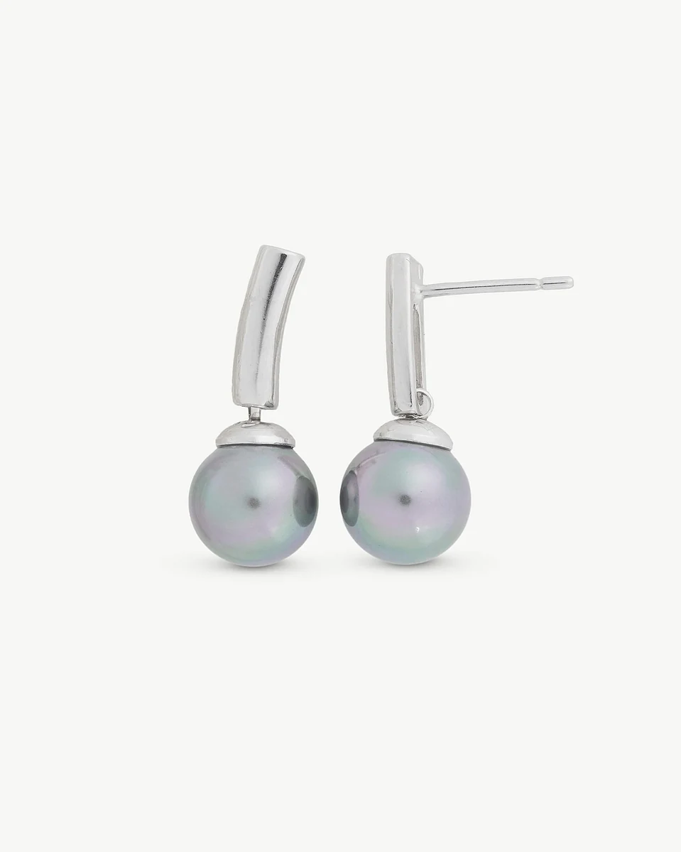 Vooraanzicht van de grijze pareloorbellen met zilveren montuur, op een witte achtergrond.