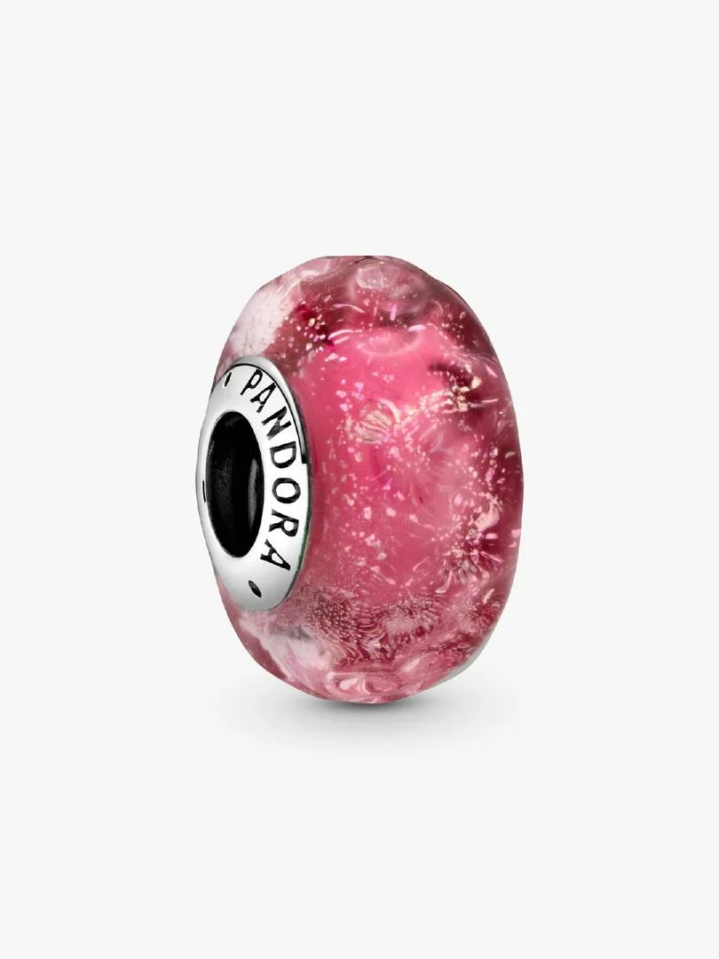 Charm en verre rose vu de profil, fond blanc, détail du marquage Pandora sur l'argent.