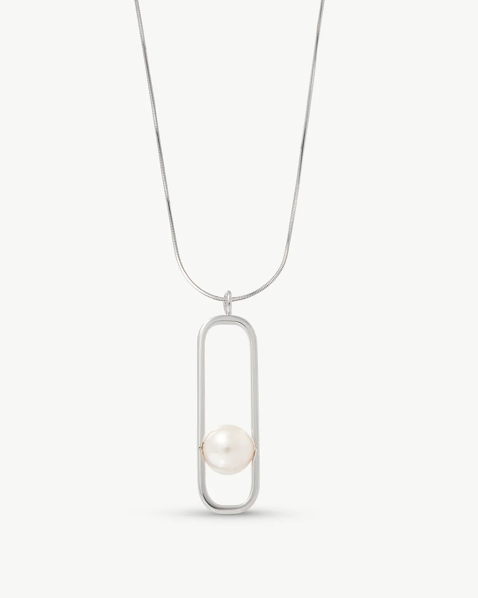 Zilveren ketting met ovale hanger en witte parel, vooraanzicht op een witte achtergrond.