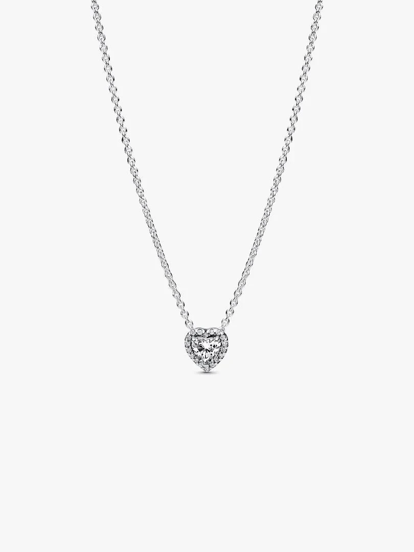 Collier avec pendentif cœur étincelant sur fond blanc, vue de face centrée.