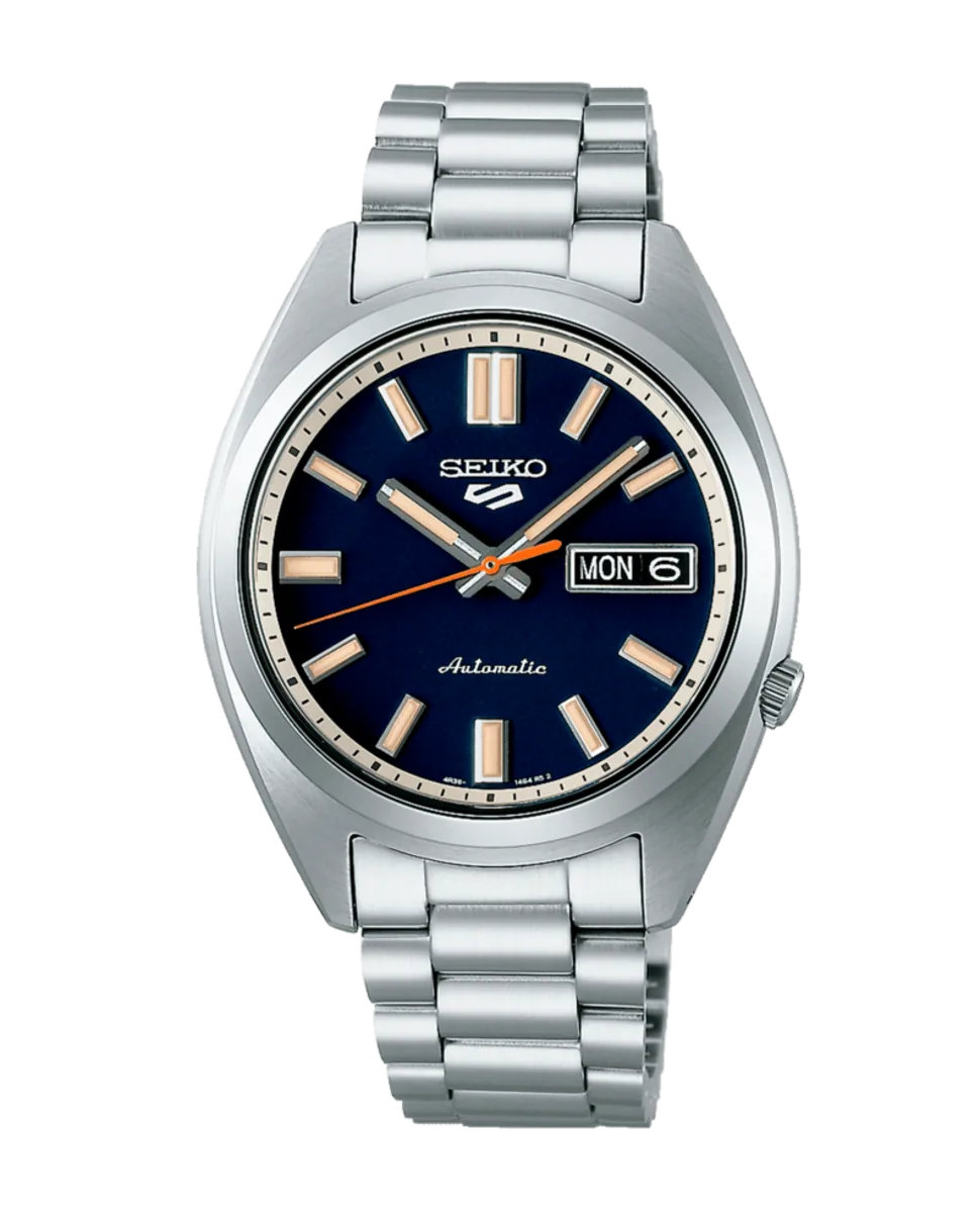 Vista frontal completa del reloj sobre fondo blanco, destacando la esfera azul y el brazalete de acero.