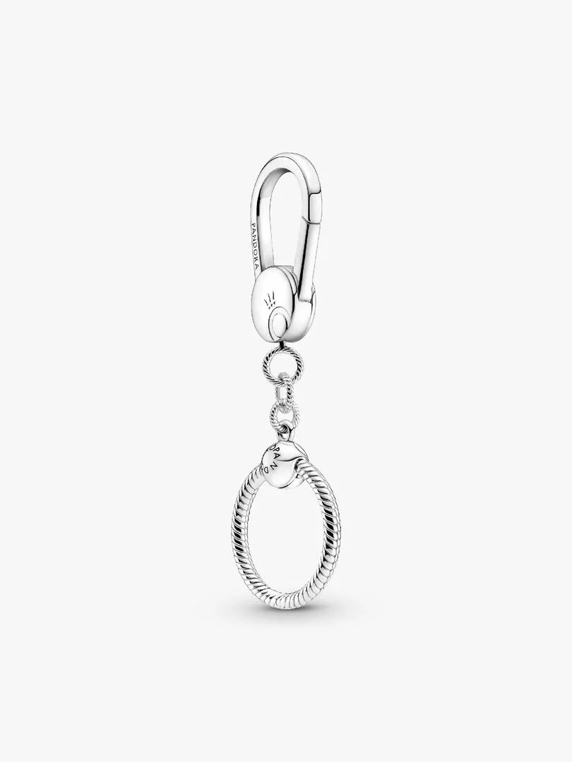 Zilveren tas hanger met karabijnhaak en gedraaide ring, vooraanzicht op witte achtergrond.