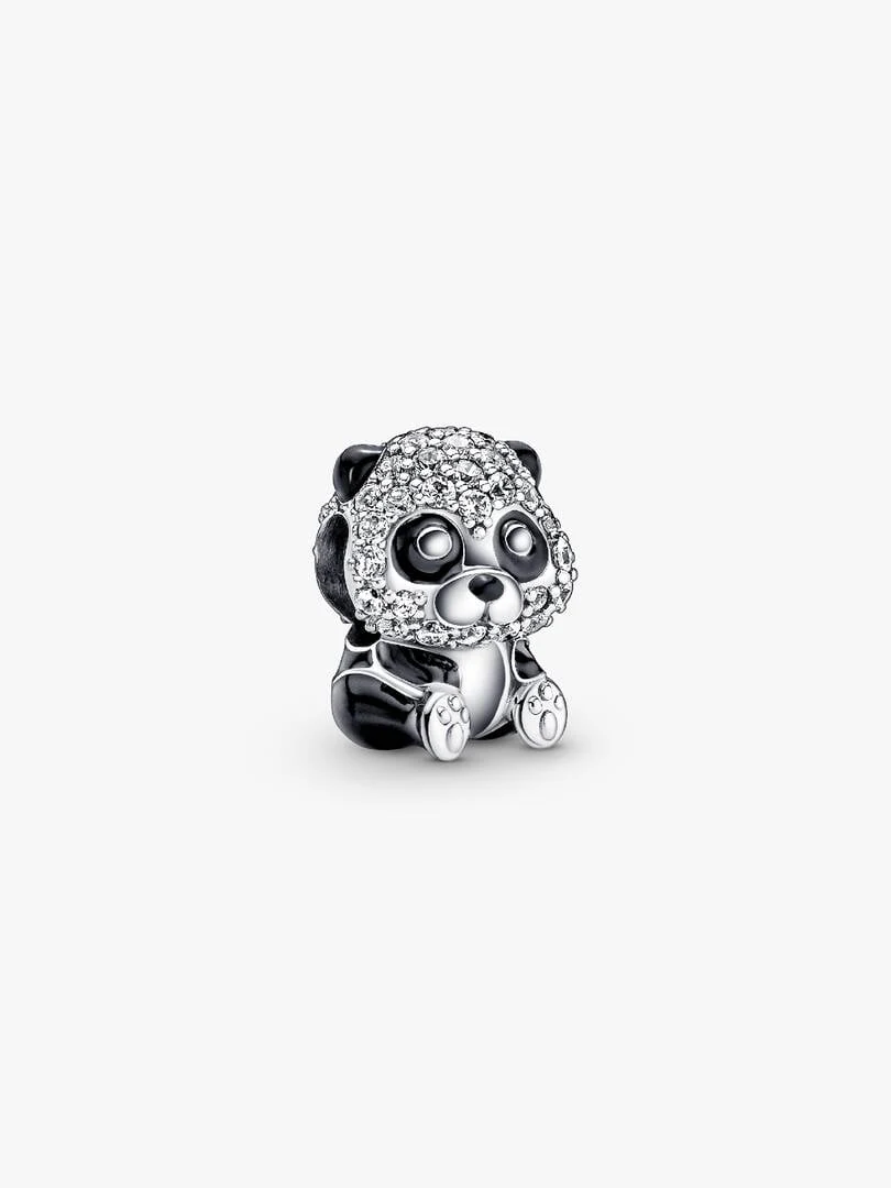 Panda charm vooraanzicht op witte achtergrond, detail van zirkonia en zwart email.