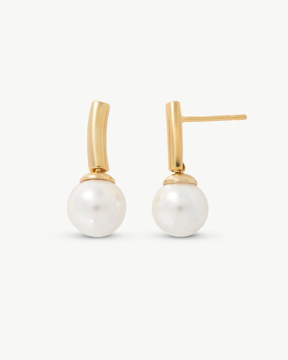 Vue de face des boucles d'oreilles en perles, angle légèrement latéral sur fond blanc.