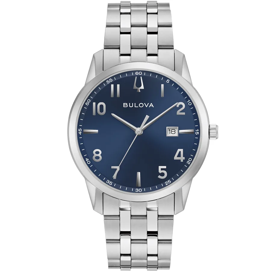 Vista frontal completa del reloj, centrado sobre fondo blanco, con esfera azul y brazalete de acero.