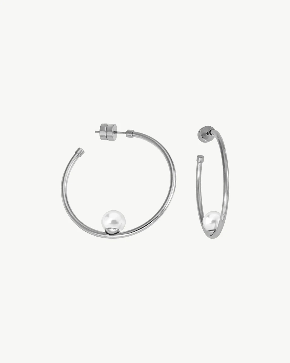 Paire de boucles d'oreilles créoles avec perle blanche, vue de face et de profil sur fond blanc.