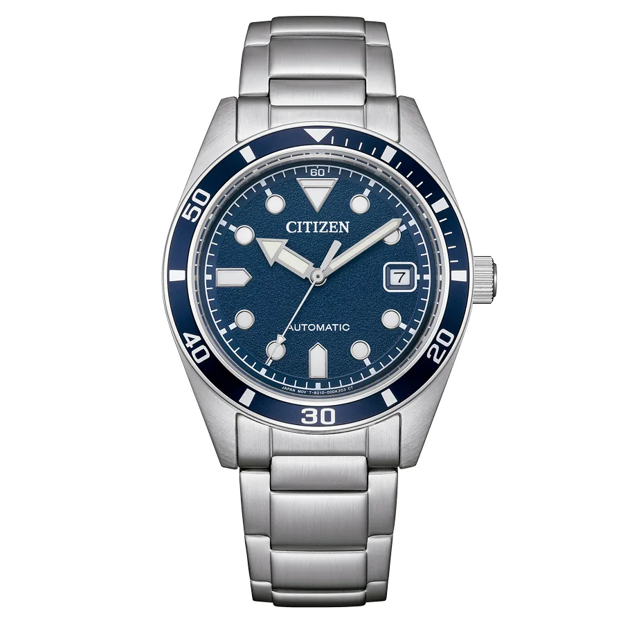 Vista frontal centrada del reloj con esfera azul y brazalete de acero, fondo blanco.