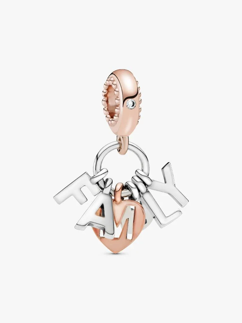 Vue de face du charm pendent lettres et cœur, centré sur fond blanc.