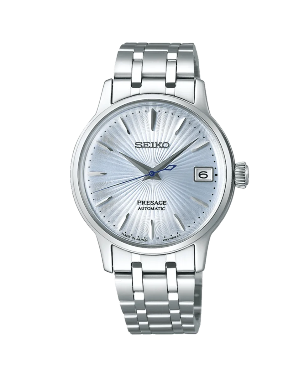 Vista frontal completa del reloj con brazalete de acero y esfera plateada, sobre fondo blanco.