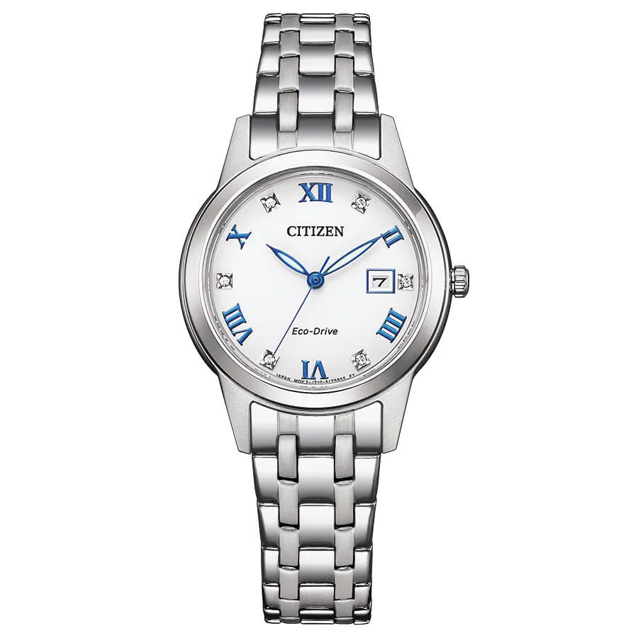 Vista frontal completa de reloj de acero con esfera blanca y brazalete, sobre fondo blanco.