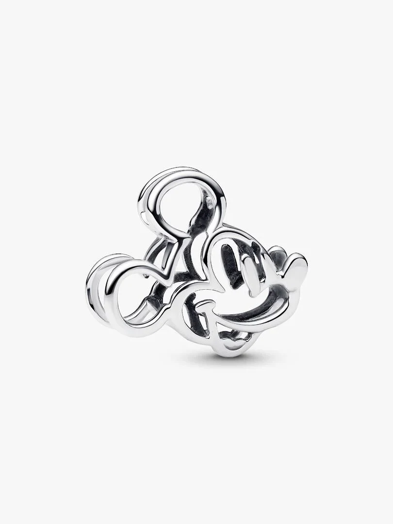 Charm en filigrane vu d'un angle latéral, fond blanc, gros plan du motif ajouré en argent.