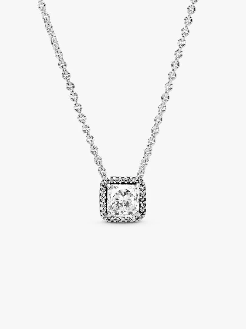 Zilveren ketting met vierkante halo-hanger van cubic zirconia, vooraanzicht op witte achtergrond.